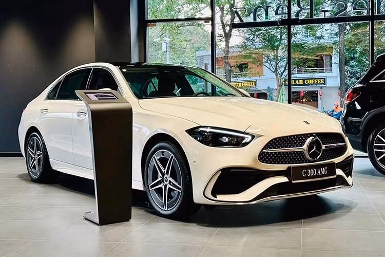 Mercedes-Benz Việt Nam triệu hồi tới hơn 850 xe lỗi cụm khóa cửa.