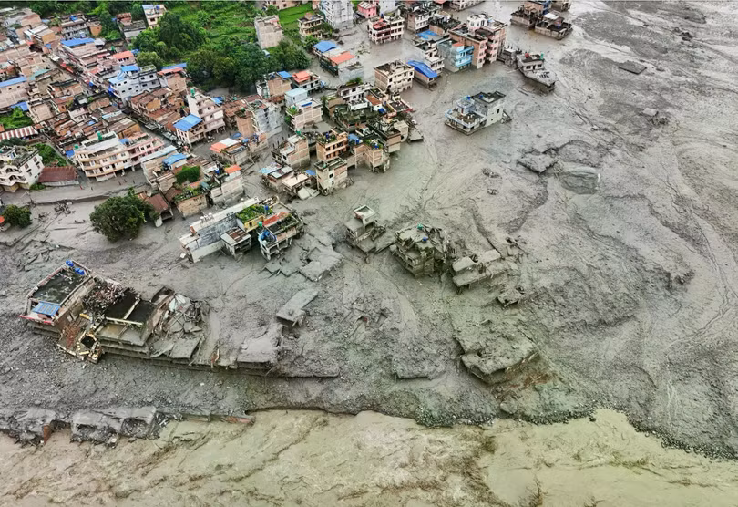 Bùn bao phủ các khu nhà sau trận lũ quét ở Trishuli, huyện Nuwakot (Nepal) ngày 27/8. Ảnh: Reuters.