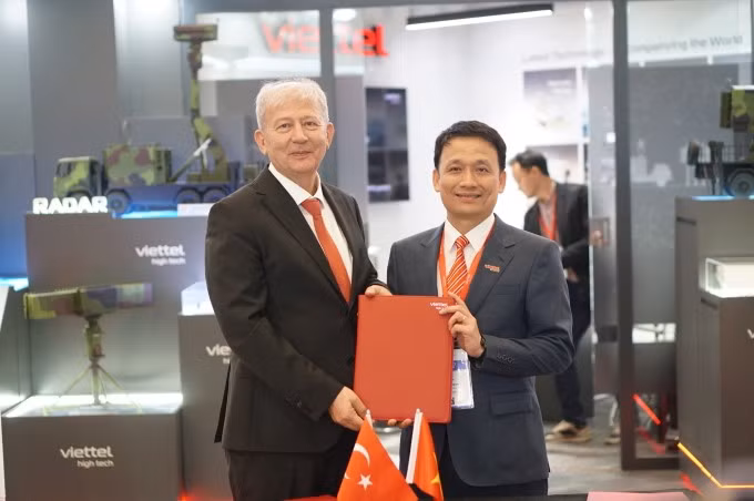 Tổng giám đốc VHT Nguyễn Minh Quang (phải) cùng đại diện Karel Electronics. Ảnh: Mai Lê