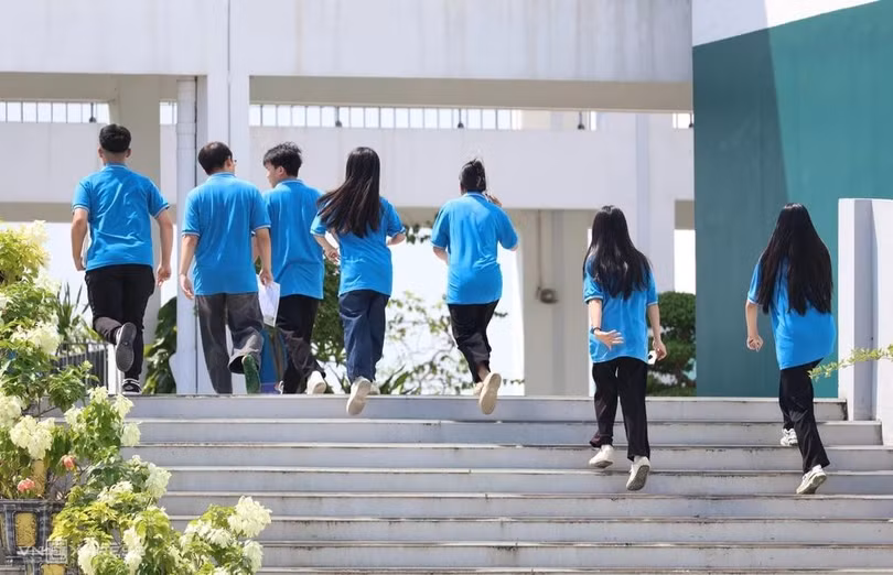Học sinh trường THPT chuyên Tuyên Quang làm thủ tục thi lại tốt nghiệp THPT 2026, chiều 13/8. Ảnh: Thanh Hằng