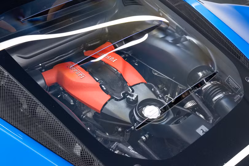 Ferrari bố trí cụm bình chứa ở vị trí cao phía sau khoang hành khách, nơi vốn thường được sử dụng làm khoang hành lý hoặc nằm phía trên động cơ trên các mẫu siêu xe động cơ đặt giữa.