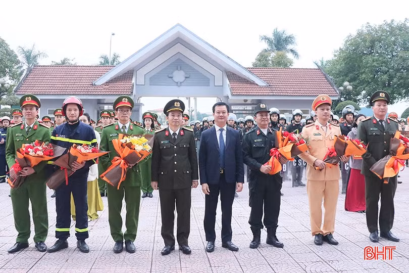 Phó Chủ tịch UBND tỉnh Trần Báu Hà và Giám đốc Công an tỉnh Nguyễn Xuân Thao tặng hoa các đơn vị tại lễ ra quân thực hiện đợt cao điểm tấn công, trấn áp tội phạm, bảo đảm an ninh, trật tự, bảo vệ tết Nguyên đán Ất Tỵ 2025 và các sự kiện lớn của đất nước, của tỉnh.