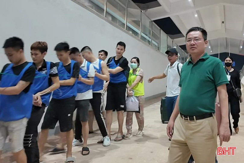 Đại tá Phạm Thanh Phương trực tiếp tham gia chỉ đạo quá trình di lý đối tượng.jpg