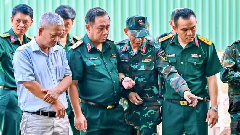 Thủ trưởng Bộ Tư lệnh Thành phố Hồ Chí Minh theo sát diễn tiến công tác tìm kiếm, quy tập hài cốt liệt sĩ.