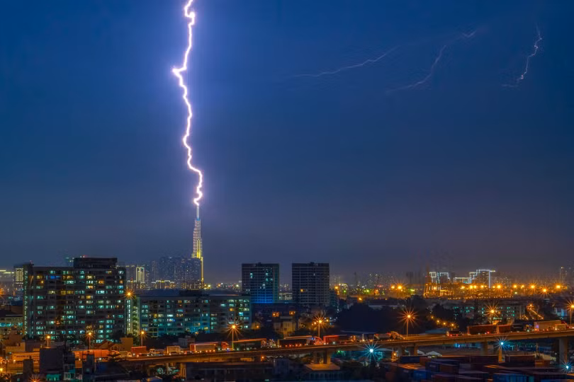 Bức ảnh anh Tú chụp khoảnh khắc tia sét trên đỉnh Landmark 81 năm 2019.
