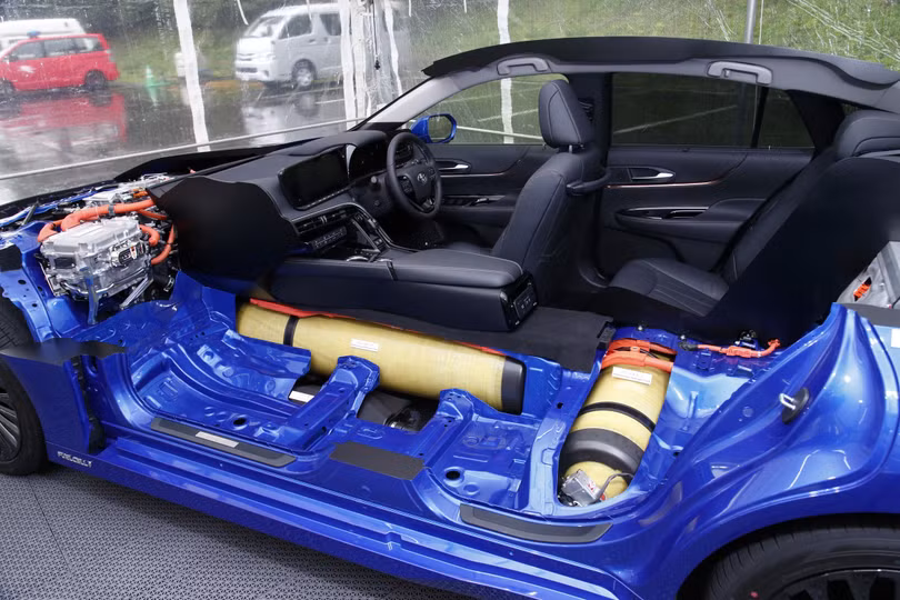 Toyota Mirai sử dụng các bình chứa hydrogen nén ở áp suất khoảng 10.000 psi với kết cấu nhiều lớp gia cường bằng sợi carbon nhằm đảm bảo an toàn và khả năng lưu trữ đủ nhiên liệu cho quãng đường dài.
