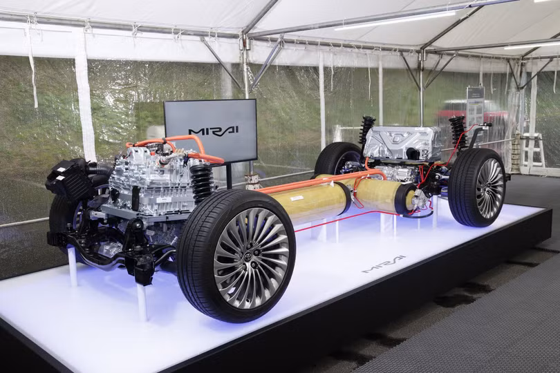 Điều đáng chú ý là bình hydrogen của Ferrari sẽ không nằm dưới sàn xe như bình nhiên liệu truyền thống, cũng không đặt dọc đường hầm trung tâm như trên Toyota Mirai.