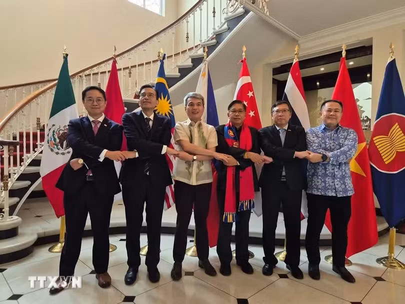 Người đứng đầu các phái đoàn ngoại giao ASEAN tại Mexico chụp ảnh chung. (Ảnh: TTXVN phát)
