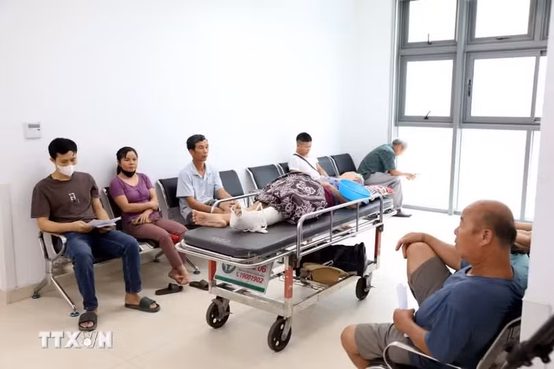 Bệnh nhân đến khám tại Bệnh viện Hữu nghị Việt Đức cơ sở Ninh Bình. (Ảnh: Thanh Tuấn/TTXVN)