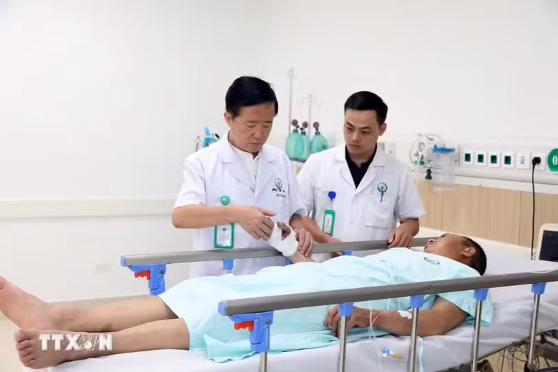 Các bác sỹ khám cho người bệnh tại Bệnh viện Hữu nghị Việt Đức cơ sở Ninh Bình. (Ảnh: Thanh Tuấn/TTXVN)