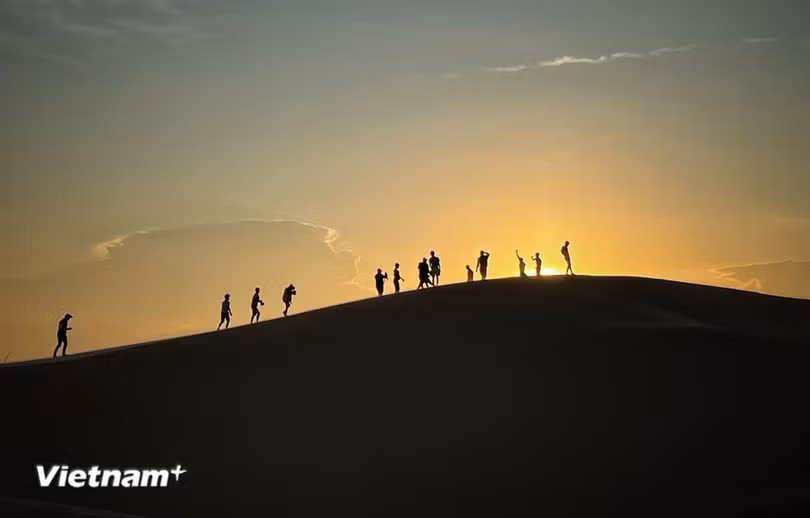 Du khách cũng nên trang bị cho mình cách nhận biết các dấu hiệu xảy ra thiên tai và biện pháp, kỹ năng ứng phó với từng tình huống bất trắc. (Ảnh minh họa: Mai Mai/Vietnam+)