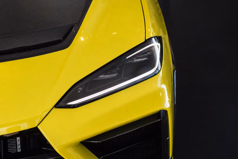 Siêu xe này là sự thay thế cho chiếc Urus Performante, vốn đã được giới thiệu từ năm 2022. Tương tự mẫu xe tiền nhiệm, mẫu SUV này được nâng cấp nhiều chi tiết ngoại thất khí động học mới so với phiên bản tiêu chuẩn Urus SE.