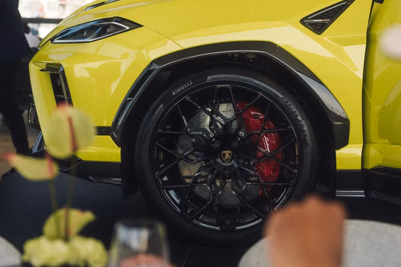 Tại sự kiện này, chiếc Lamborghini Urus SE Performante này mang cấu hình ra mắt với màu sơn ngoại thất Ad Personam vàng Giallo Crius và bộ mâm Aether kích thước 23 inch.