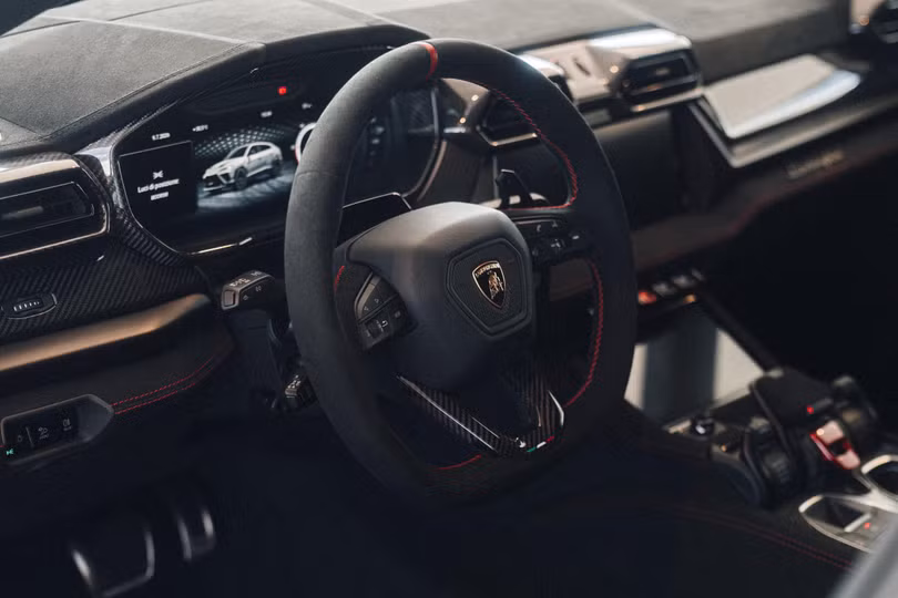Lamborghini Urus SE Performante vẫn sở hữu bảng taplo 12.3 inch và màn hình trung tâm mới 12.3 inch với giao diện Lamborghini Infotainment System (LIS) từ siêu xe Revuelto.