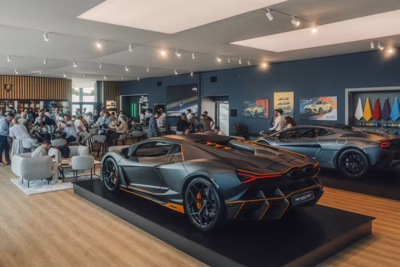 Ra mắt vào tháng 3/2023, Lamborghini Revuelto là siêu xe thay thế cho Aventador. Xe vẫn được trang bị động cơ V12 hút khí tự nhiên dung tích 6.5L, tuy nhiên công suất lên đến 1.015 mã lực nhờ vào cơ cấu hybrid HPEV với 3 động cơ điện.