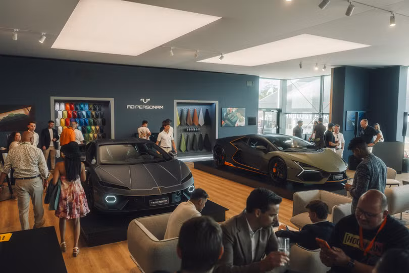 Trong khu vực trưng bày chương trình cá nhân hóa Ad Personam, Lamborghini cũng mang đến các siêu xe điện hóa khác là Revuelto và Temerario, với các tùy chọn độc đáo.