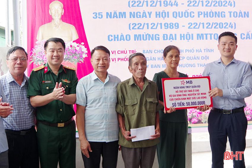 Bộ CHQS tỉnh, nhà tài trợ, cấp ủy, chính quyền địa phương chung vui trong lễ khánh thành nhà mới của ông Nguyễn Tất Minh.