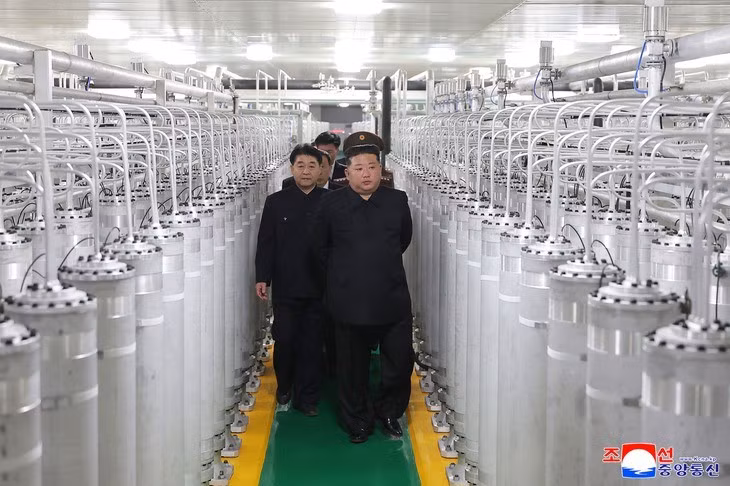 Nhà lãnh đạo Triều Tiên Kim Jong Un thăm nhà máy sản xuất vật liệu hạt nhân mới trong tuần này - Ảnh: AP.