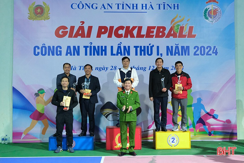 bqbht_br_dai-ta-dang-hoai-son-trao-giai-doi-nam-lanh-dao-cap-phong-cho-cac-vdv.jpg
