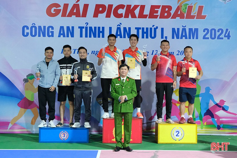bqbht_br_dong-chi-dai-ta-dang-hoai-son-pho-giam-doc-cong-an-tinh-trao-giai-doi-nam-cho-cac-vdv-xuat-sac.jpg