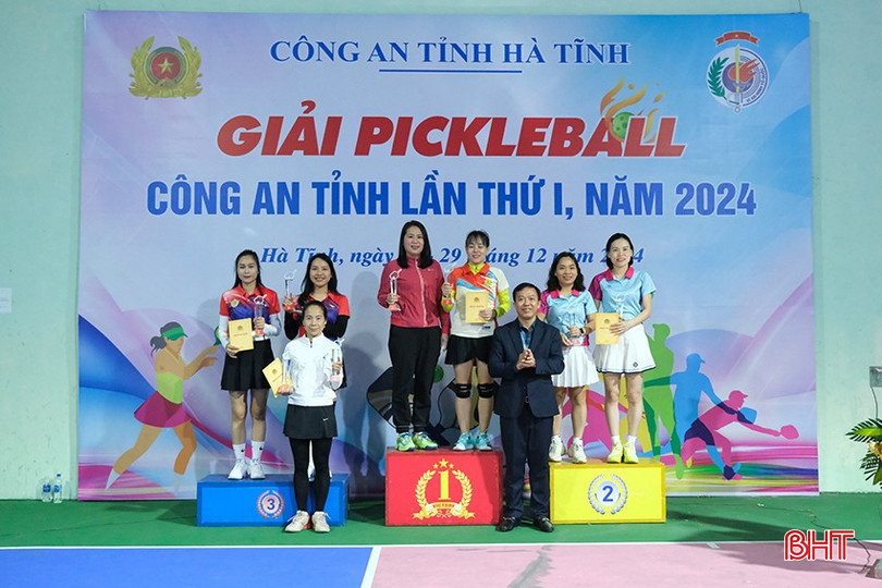bqbht_br_dai-ta-nguyen-trung-kien-pho-giam-doc-trao-giai-doi-nu-cho-cac-vdv.jpg