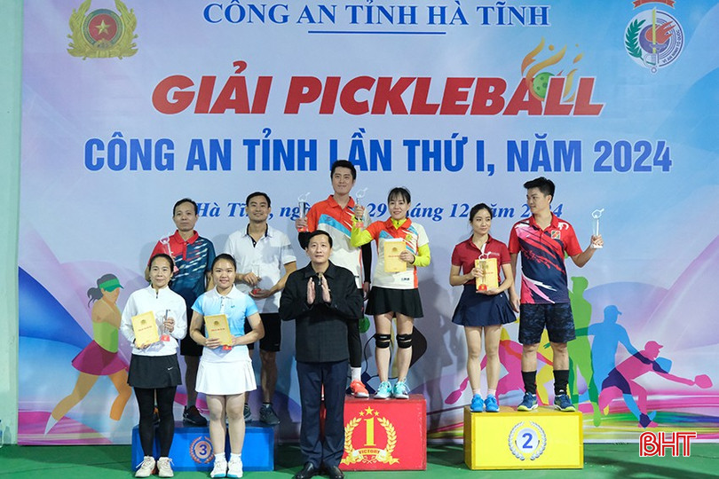 bqbht_br_thuong-ta-nguyen-quoc-hung-pho-giam-doc-cong-an-tinh-trao-giai-doi-nam-nu-cho-cac-vdv.jpg