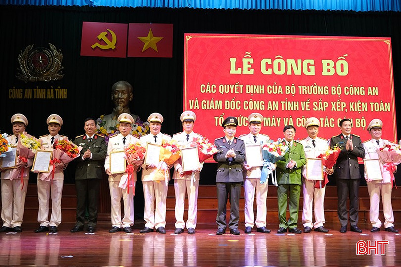 bqbht_br_trao-cac-quyet-dinh-bo-tri-dieu-dong-cua-giam-doc-cong-an-tinh.jpg
