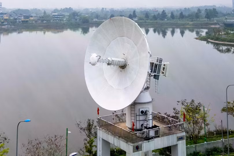 Anten đường kính 9,3 mét tại Trung tâm Vũ trụ Việt Nam. Ảnh: Việt Linh.