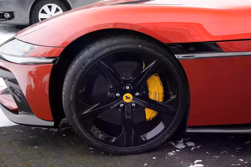 Theo tìm hiểu trước đó của Znews - Tri Thức, chiếc Ferrari 12Cilindri này đã được hoàn tất thủ tục hải quan tại Việt Nam vào tháng 5/2026, sở hữu màu sơn đỏ Rosso Imola cùng bộ mâm 21 inch sơn đen, kết hợp cùm phanh màu vàng Giallo.