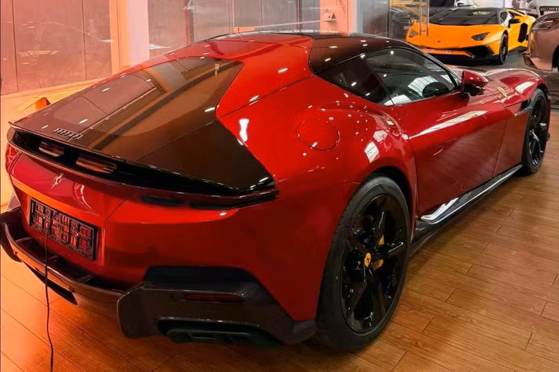 Một đại lý xe tại TP.HCM vừa chia sẻ hình ảnh của chiếc Ferrari 12Cilindri đầu tiên tại Việt Nam. Đây cũng là nơi từng nhập khẩu các mẫu siêu xe mui trần như Ferrari 812 GTS hay "siêu bán tải" điện Tesla Cybertruck. Ảnh: Đỗ Huy.