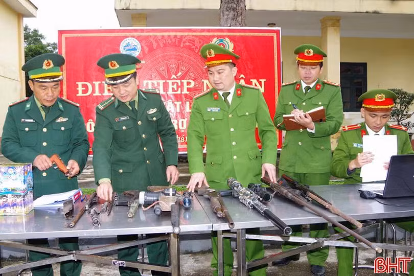 luc-luong-don-bien-phong-cua-khau-quoc-te-cau-treo-va-cong-an-huyen-huong-son-kiem-dem-so-vu-khi-tu-che-va-phao-no-copy-9084.jpg