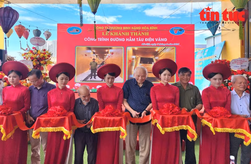 Các đại biểu cắt băng khánh thành tàu điện dát vàng tại Hà Nội.