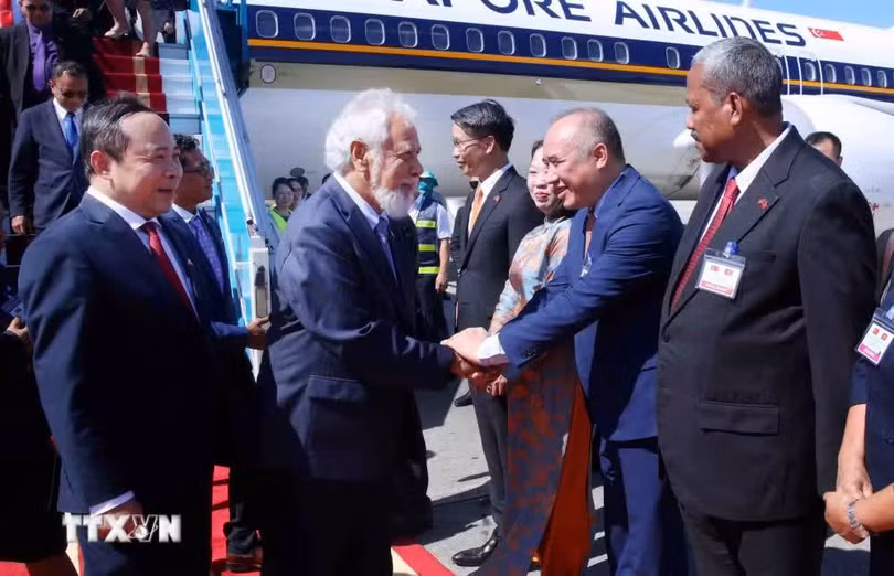Thủ tướng Timor Leste Kay Rala Xanana Gusmão đến sân bay quốc tế Nội Bài (Hà Nội), bắt đầu thăm chính thức Việt Nam và tham dự Diễn đàn Tương lai ASEAN lần thứ ba. (Ảnh: Phạm Kiên/TTXVN)