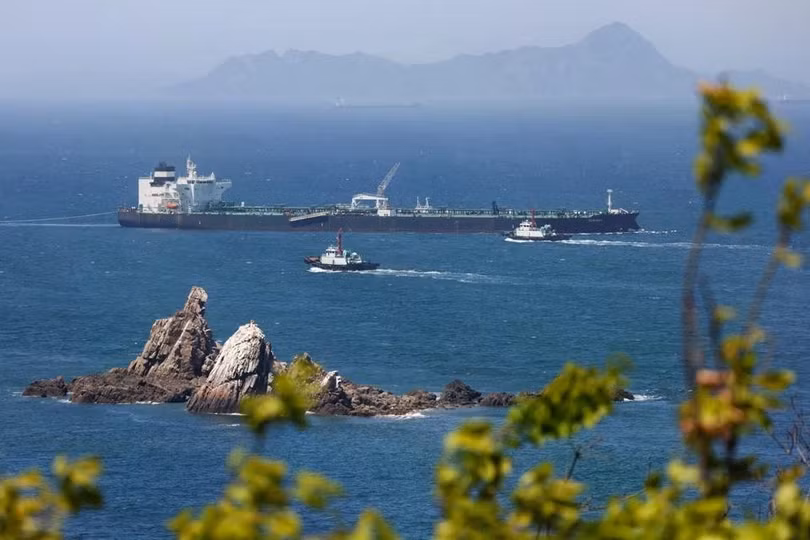 Dự án mới này sẽ cho phép container ra vào UAE mà không cần phải đi qua eo biển Hormuz. Ảnh: Reuters.