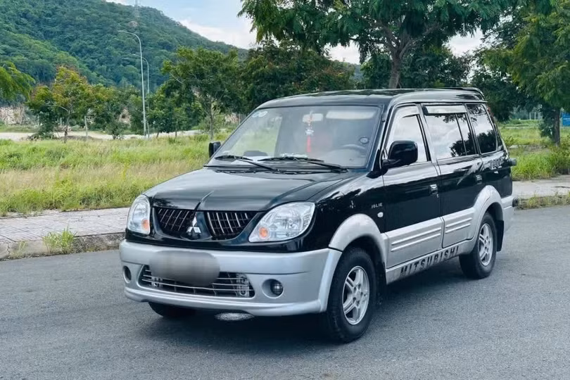Mitsubishi Jolie là mẫu MPV 7 chỗ khá phổ biến tại Việt Nam vào đầu những năm 2000.