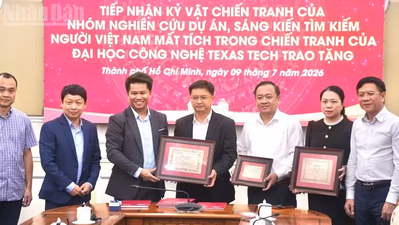 Ban Chỉ đạo 515 Thành phố Hồ Chí Minh đón nhận những tư liệu, kỷ vật chiến tranh do nhóm nghiên cứu tại Đại học Texas Tech (Hoa Kỳ) trao tặng.