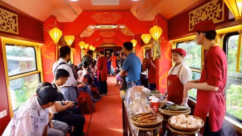 Một góc không gian trên chuyến tàu di sản.