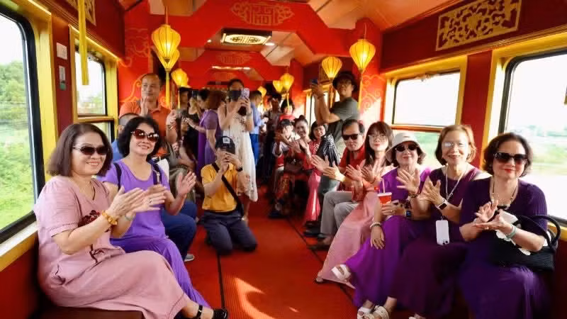 Niềm vui của hành khách tình cờ gặp nhau trên một chuyến tàu.
