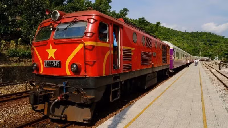 "Con tàu Việt Nam đi suốt bốn mùa vui...".