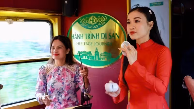 Các nghệ sĩ biểu diễn nghệ thuật trên chuyến tàu "Kết nối di sản miền Trung".