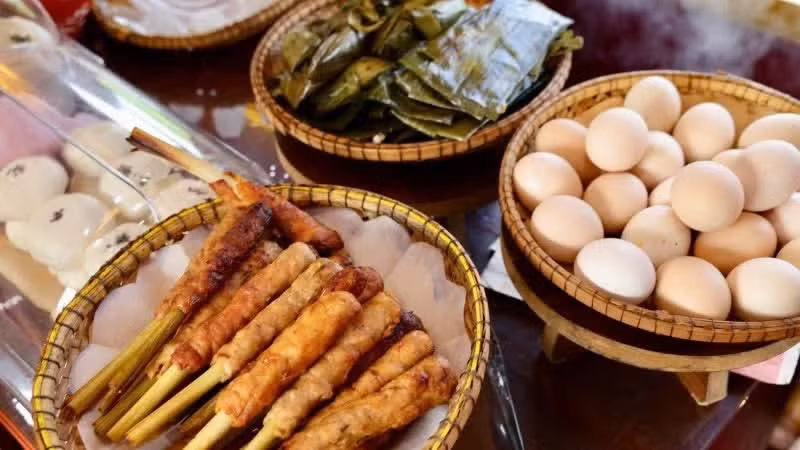 Nhiều món ăn đặc sản vùng miền xen kẽ các món quen thuộc, phổ biến.