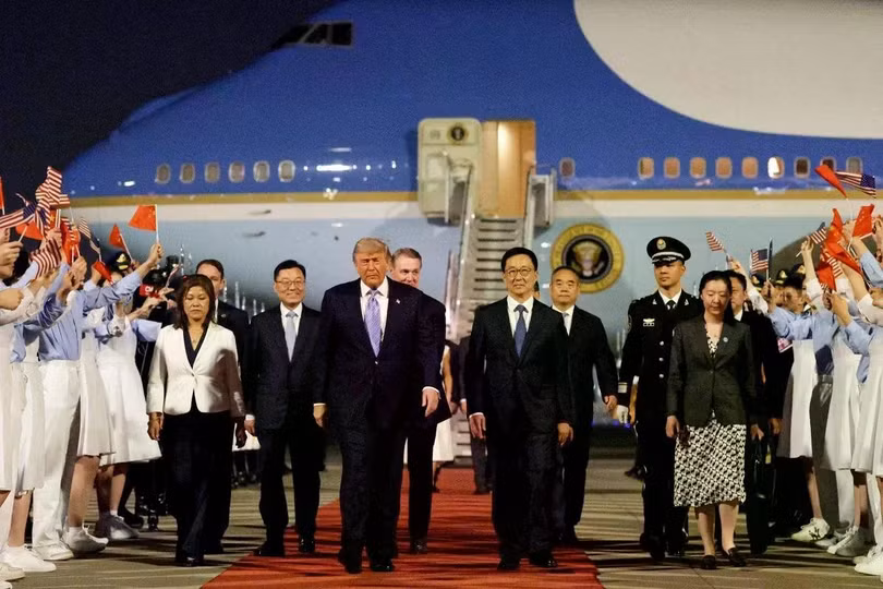 Phó Chủ tịch nước Trung Quốc Hàn Chính đón tiếp Tổng thống Mỹ Donald Trump tới sân bay quốc tế thủ đô Bắc Kinh ngày 13/5. Ảnh: TNS.