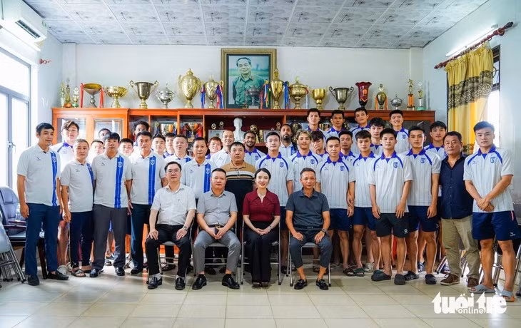Các cầu thủ và ban huấn luyện Sông Lam Nghệ An kỳ vọng việc có nhà tài trợ mới sẽ giúp các cầu thủ ổn định tâm lý thi đấu trong thời gian tới. Ảnh: TRUNG TRẦN.