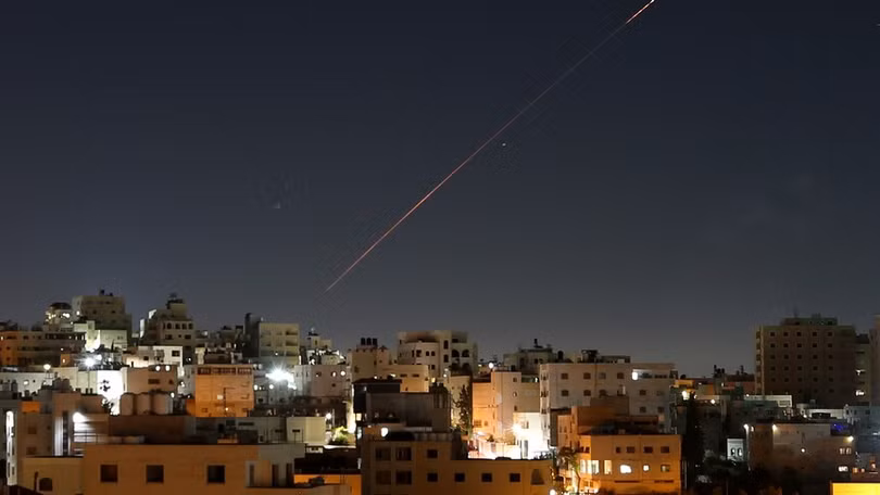 Tên lửa Iran tấn công Israel ngày 7-6. Ảnh: ANADOLU AGENCY