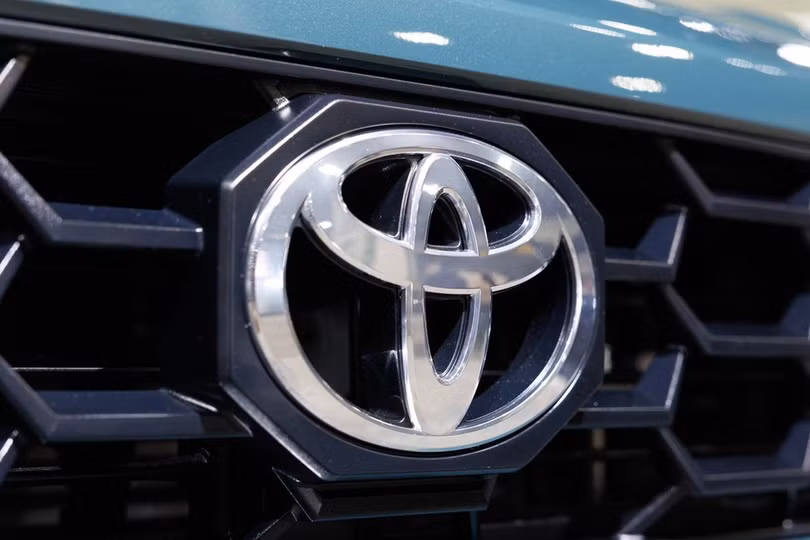 Logo Toyota trên lưới tản nhiệt của Corolla, mẫu xe phổ biến nhưng có thể gặp một số lỗi kỹ thuật cần lưu ý. Ảnh: SlashGear