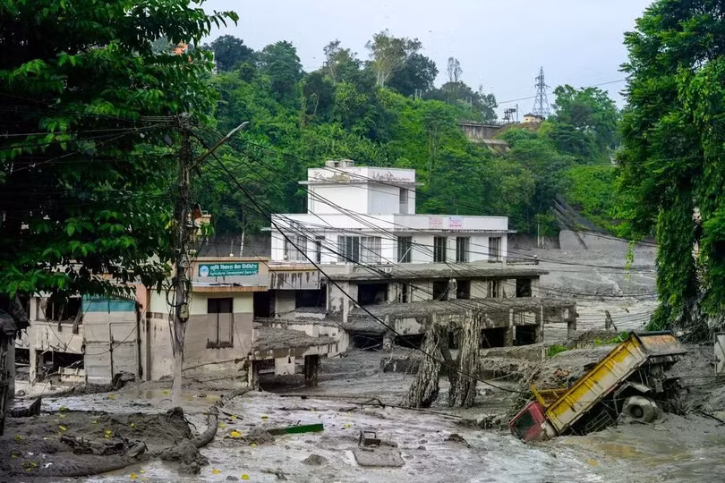 Các công trình, nhà cửa bị tàn phá bởi trận lũ quét. Ảnh: Reuters.