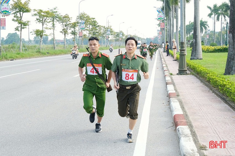 cac-van-dong-vien-nam-tham-gia-thi-dau-noi-dung-chay-vu-trang-cu-ly-4km-mang-sung-ak-2765.jpg