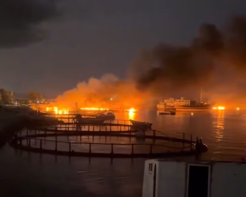 Hỏa hoạn tại một cảng của Iran ở eo biển Hormuz sau đợt tấn công của Mỹ. Ảnh: Reuters