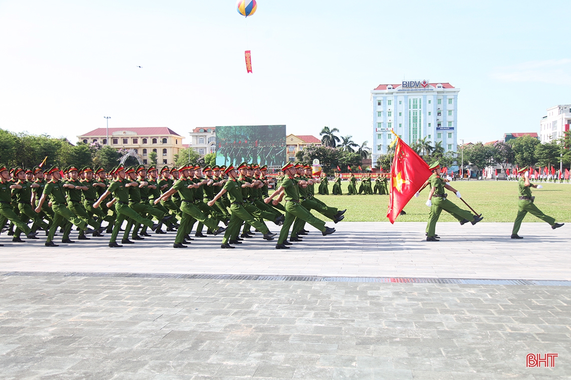 Gần 1.000 cán bộ, chiến sĩ tham gia Hội thi điều lệnh, bắn súng, võ thuật CAND tại Hà Tĩnh