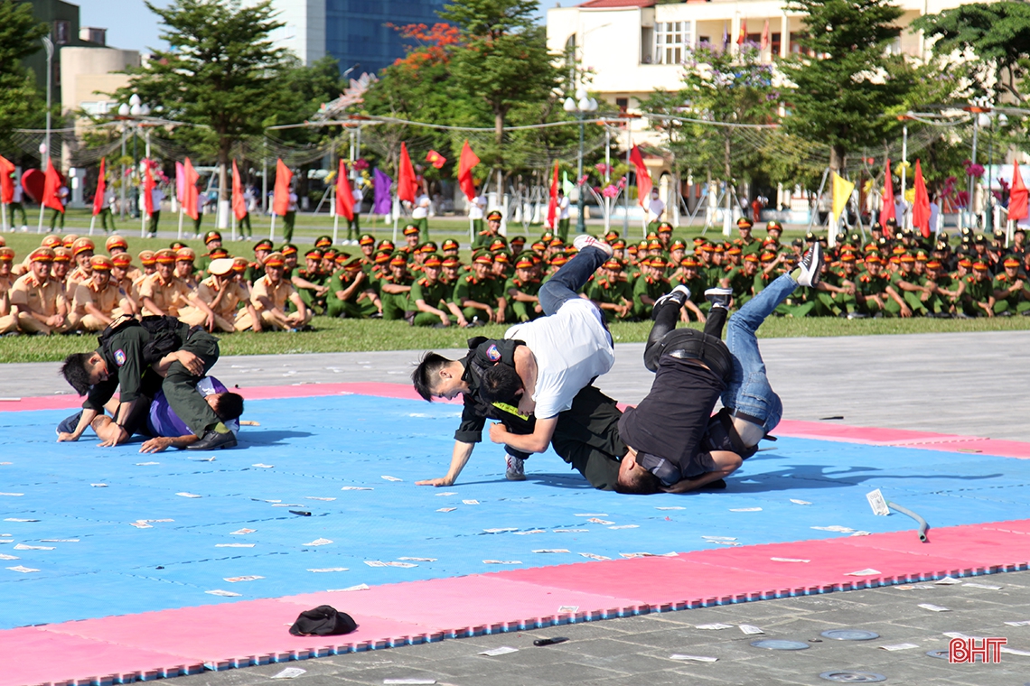 Gần 1.000 cán bộ, chiến sĩ tham gia Hội thi điều lệnh, bắn súng, võ thuật CAND tại Hà Tĩnh